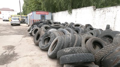 У Рівному накопичується автогума. Чому так сталось та який вихід