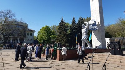 300-метрове "смугасте простирадло". 9 травня в тимчасово окупованих українських містах 300-метрове "смугасте простирадло". 9 травня в тимчасово окупованих українських містах