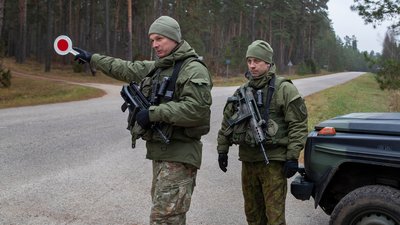 Литовські солдати патрулюють дорогу поблизу кордону між Литвою та Білоруссю 