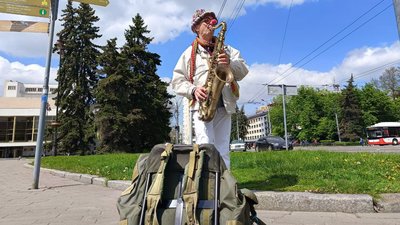 Вуличний музикант Владислав Старенков грає на саксофоні у центрі Луцька