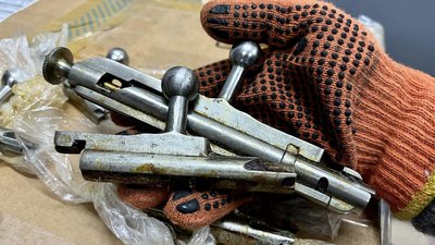 Пересилали частини зброї. Службова собака Грета Київської митниці виявила порушників Пересилали частини зброї. Службова собака Грета Київської митниці виявила порушників