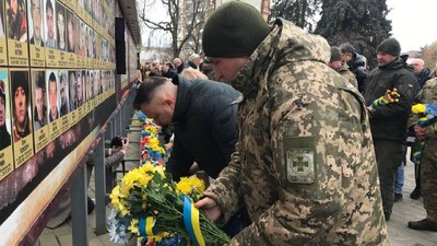 Три сотні людей у Луцьку прийшли вшанували пам'ять Героїв Небесної Сотні Три сотні людей у Луцьку прийшли вшанували пам'ять Героїв Небесної Сотні