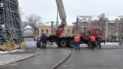 Розібрали паркан та гірлянди: у Полтаві почали демонтаж ялинки