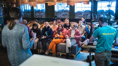 Питання життя. У Дніпрі цивільних навчають надавати першу домедичну допомогу – фоторепортаж Питання життя. У Дніпрі цивільних навчають надавати першу домедичну допомогу – фоторепортаж