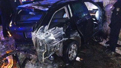 Нетверезий водій розтрощив автівку, збив два дерева та в’їхав в огорожу