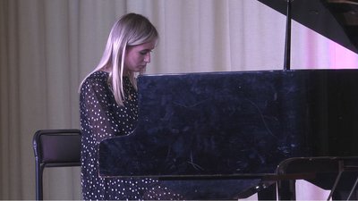 У Луцькому педколеджі влаштували патріотичний концерт для переселенців, які у них живуть