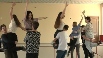 Репетиція шкільного вальсу: черкаські учні готуються до мінівипускного