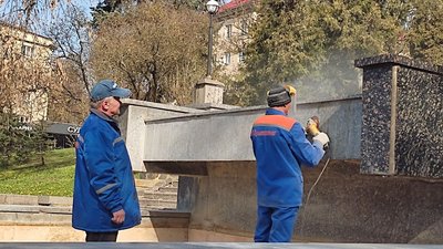 У Луцьку приводять до ладу та ремонтують фонтани. Коли вони запрацюють У Луцьку приводять до ладу та ремонтують фонтани. Коли вони запрацюють