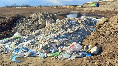 Херсонські плавні люди закидали тоннами сміття Херсонські плавні люди закидали тоннами сміття