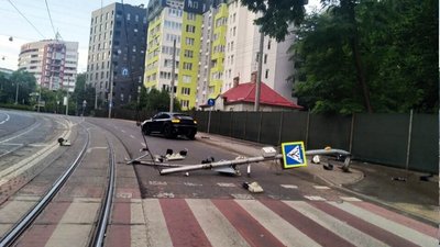 Місце ДТП, де автомобіль врізався в опору світлофора