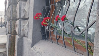 Харків'яни приносять квіти до почесного консульства Туреччини