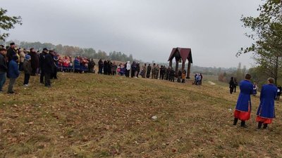 На Житомирщині підняли прапори над стародавнім козацьким курганом На Житомирщині підняли прапори над стародавнім козацьким курганом