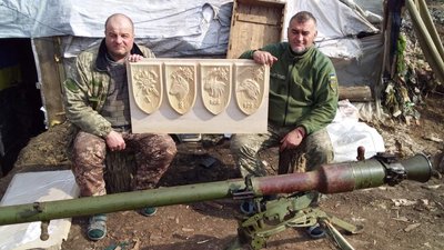 На Прикарпатті ветеран війни виготовляє палети з відходів деревини