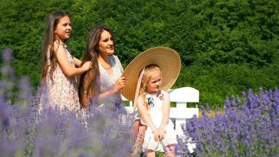 Фотосесія в лаванді — допомога ЗСУ: як на Вінниччині сім’я підтримує захисників