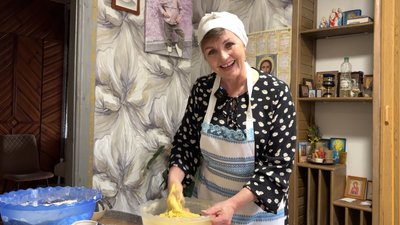 "Чекаю всіх за столом": прикордонниця з Волині готує паски за рецептом бабусі