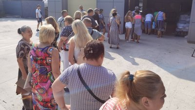 У Полтаві представники благодійного фонду роздали близько 8 тисяч продуктових наборів для ВПО