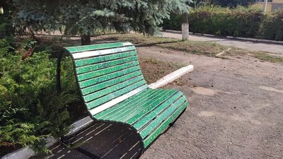 У Соледарі встановили лавку, виготовлену із переробленого пластику У Соледарі встановили лавку, виготовлену із переробленого пластику
