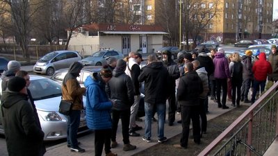 В Ужгороді черги з охочих пройти навчально-військову підготовку від УжНУ В Ужгороді черги з охочих пройти навчально-військову підготовку від УжНУ