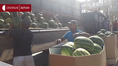 На Херсонщині завантажують першу баржу з кавунами для столиці