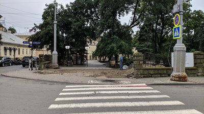 Двічі звертались до поліції. У Чернівцях зняли огорожу у сквері навпроти університету