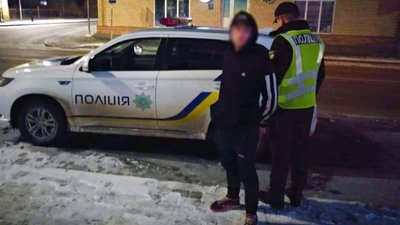 Штовхнув і відібрав сумку. Прикарпатські поліцейські затримали підозрюваного у пограбуванні жінки