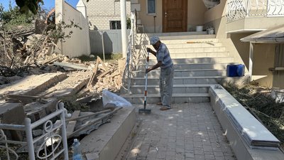 "Було чутно свист, а потім — вибух. Живемо, не знаємо, що нас очікує": очевидці про нічний обстріл Херсона "Було чутно свист, а потім — вибух. Живемо, не знаємо, що нас очікує": очевидці про нічний обстріл Херсона