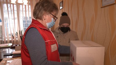 Десять багатодітних родин у Луцьку отримали подарунки від Червоного Хреста