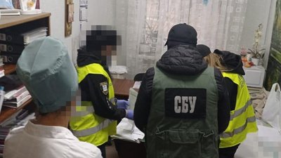 Підробний COVID-сертифікат: у СБУ розслідують видачу у сумській лікарні несправжніх документів Підробний COVID-сертифікат: у СБУ розслідують видачу у сумській лікарні несправжніх документів
