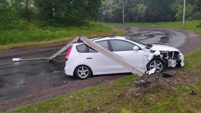 ДТП у Черкасах: водій в'їхав у електроопору ДТП у Черкасах: водій в'їхав у електроопору