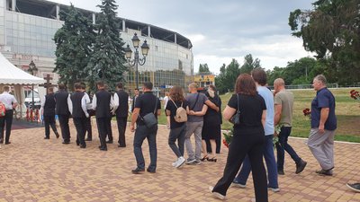 Обстріл курорту на Одещині: на алеї стадіону "Чорноморець" попрощалися з тренером футбольної команди "Атлетик" Обстріл курорту на Одещині: на алеї стадіону "Чорноморець" попрощалися з тренером футбольної команди "Атлетик"