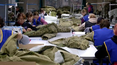 Понад 100 курток на день: у Чернігові підприємство шиє форму для ЗСУ