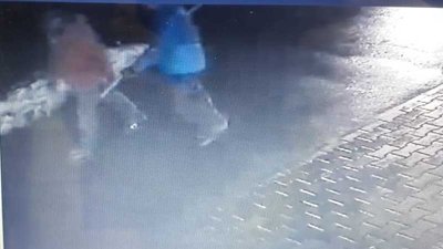 У Сумах поліція розшукує двох чоловіків, що вкрали прапор з могили Героя України.
Фото: Нацполіції Сумської області У Сумах поліція розшукує двох чоловіків, що вкрали прапор з могили Героя України.
Фото: Нацполіції Сумської області