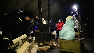 На залізничному вокзалі в Дніпрі встановили намети для обігріву
