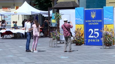 На День Конституції у Житомирі працювало містечко народних ремесел із майстер-класами На День Конституції у Житомирі працювало містечко народних ремесел із майстер-класами