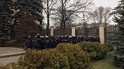 Сутички біля Харківської ОДА: учасників мітингу "за російську мову" евакуювала поліція