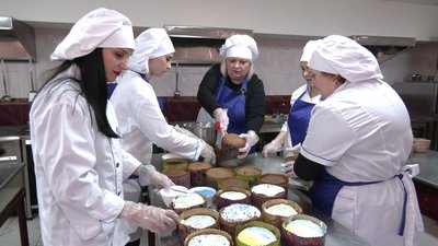 Випікають великодній хліб для воїнів та переселенців Випікають великодній хліб для воїнів та переселенців