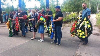 У Сумах попрощалися з захисником Андрієм Петровим У Сумах попрощалися з захисником Андрієм Петровим
