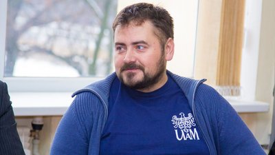 В’ячеслав Зайцев, завідувач відділу наукової бібліотеки та архіву Національного заповідника «Хортиця» В’ячеслав Зайцев, завідувач відділу наукової бібліотеки та архіву Національного заповідника «Хортиця»