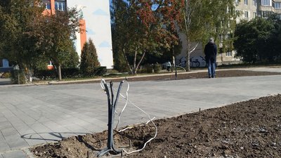 У луцькому сквері поблизу школи встановлюють освітлення У луцькому сквері поблизу школи встановлюють освітлення
