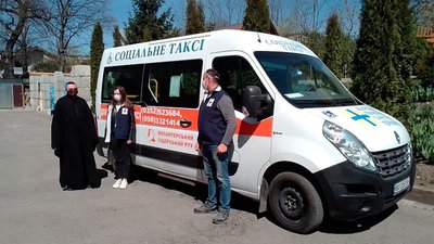 Соціальне таксі Тернопільського "Карітасу" під час карантину возить людей на гемодіаліз