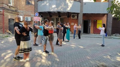 "Танцюй та живи". У Сумах танцюристка з Києва просто неба навчала людей аргентинському танго "Танцюй та живи". У Сумах танцюристка з Києва просто неба навчала людей аргентинському танго