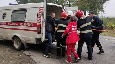 Рятувальники допомогли перенести травмованих до карети швидкої. Фото: ГУ ДСНС у Хмельницькій області