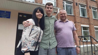 На фото Владислав Омелянчук з батьками. На фото Владислав Омелянчук з батьками.