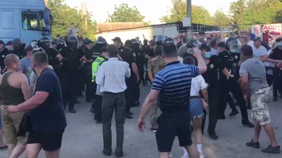 На Буковині далекобійники намагаються прорватись крізь мітингувальників та поліцію