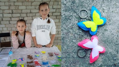 12-річні Аня та Юлія Чуйко з Полтавщини шиють брелки за збирають гроші для воїнів 12-річні Аня та Юлія Чуйко з Полтавщини шиють брелки за збирають гроші для воїнів