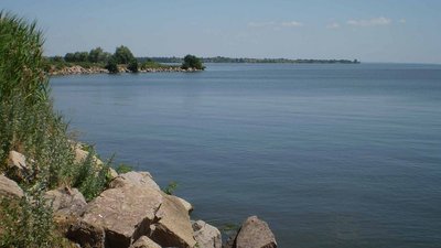 У місті на Дніпропетровщині через ризик безпеці застерігають від купання у водосховищі