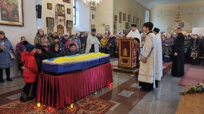 "Вірю, що герої не вмирають": у Полтаві попрощалися із загиблим військовим Олегом Приходьком