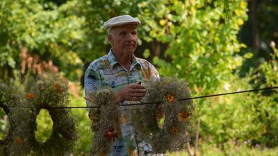 Плетуть вінки та танцюють: у Черкасах почали святкувати Івана Купала Плетуть вінки та танцюють: у Черкасах почали святкувати Івана Купала