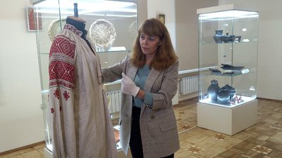 Волинський майстриня завершила вишивання візерунка на міжнародному рушнику єднання Волинський майстриня завершила вишивання візерунка на міжнародному рушнику єднання