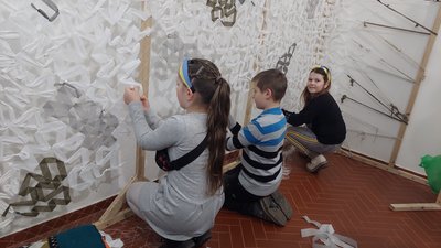 На Закарпатті плетуть маскувальні сітки "Сєвєродонецькі павучки в Ужгороді" та діти зі Сторожниці